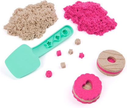 Kinetic Sand, koektrommelset met 227 g speelzand (2 kleuren), 1 stuk gereedschap en 2 vormen, herbruikbare verpakking, knutselen, sensorisch speelgoed