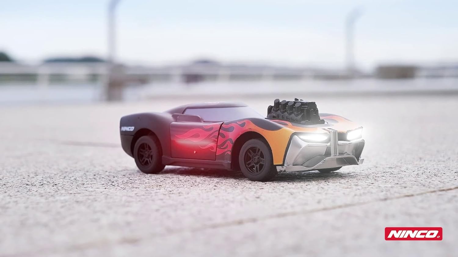 Ninco - Crasher op afstand bestuurde auto met licht, 3 snelheden en wanneer het een obstakel raakt, vliegen motorkap en deuren in de lucht. Werkt op batterijen. Vanaf 6 jaar (NH93194