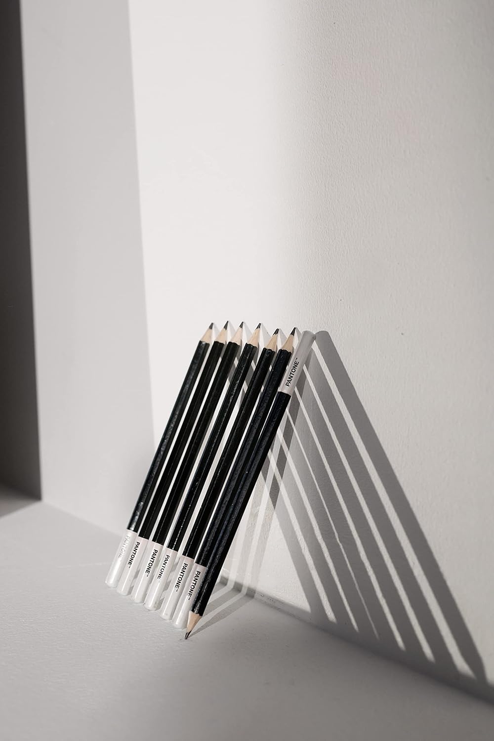 Copenhagen design 101400446 Pantone, 7 HB Pencils in Metal Tube, Dark Grey, C, Gris 446, 1 Unidad (Paquete de 1