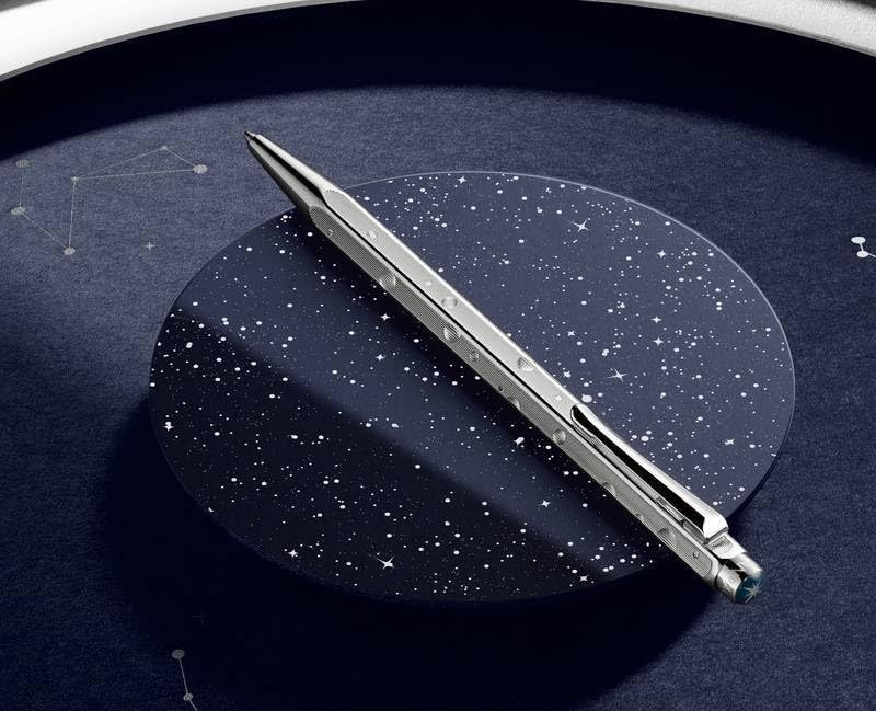 Caran d'Ache 849 Cosmic Blue CC0890.024 - Bolígrafo de aluminio con estuche de piel, edición especial