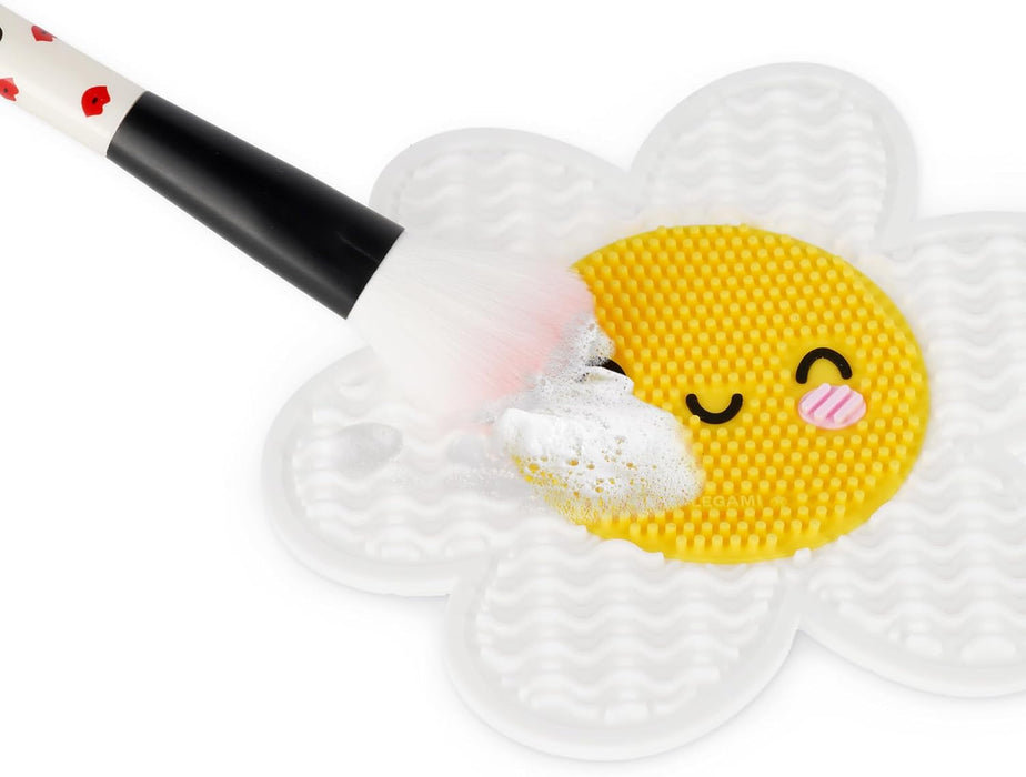 Legami - Makeup Brush Cleaner Mat - Brush it Off! - Makeup Brush Cleaning Pad, Silicone Pad for Cosmetics with Suction Cup, Daisy Theme