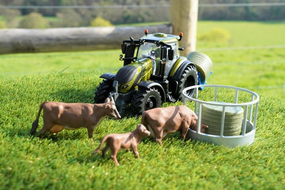 Britains Valtra Playset 43323, Collectable Tractor Accessory, Compatible with 1:32 Scale Farm Animals and Toys, Suitable For Collectors And Kids - 3 Years And Up, Multicolor