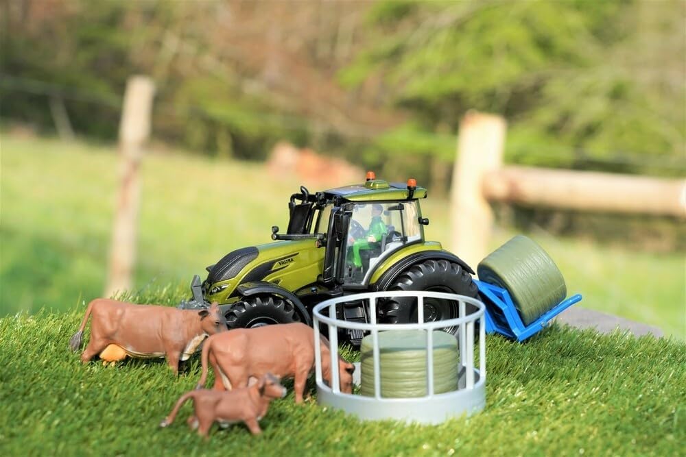 Britains Valtra Playset 43323, Collectable Tractor Accessory, Compatible with 1:32 Scale Farm Animals and Toys, Suitable For Collectors And Kids - 3 Years And Up, Multicolor