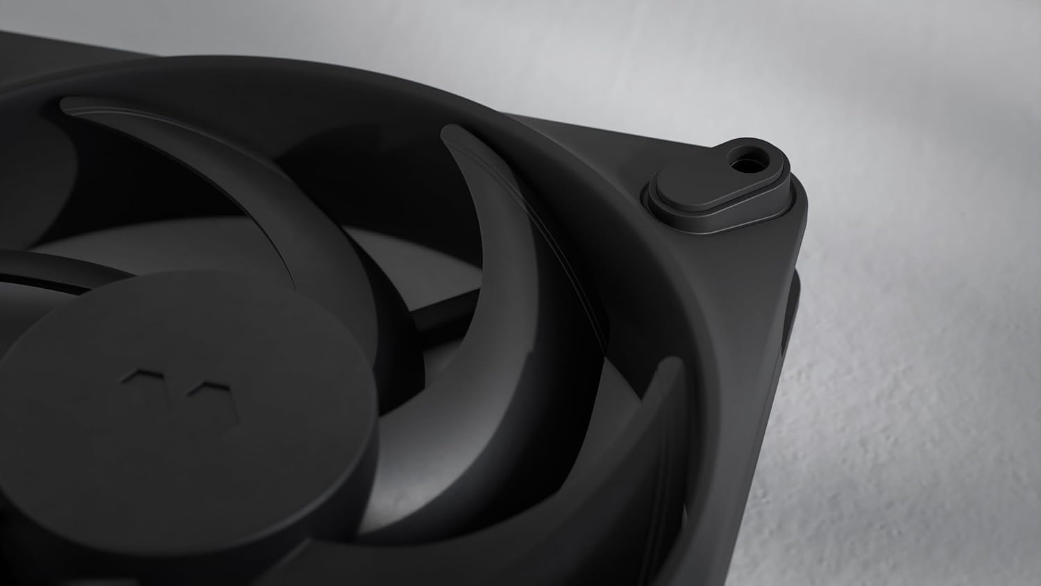 FAN Momentum 12 Black