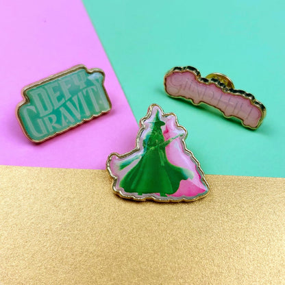 Spilla smaltata malvagia | Glinda ed Elphaba sfidano la gravità | Merchandise ufficiale Wicked | Wicked Film | Wicked Musical, Misura unica, Misto