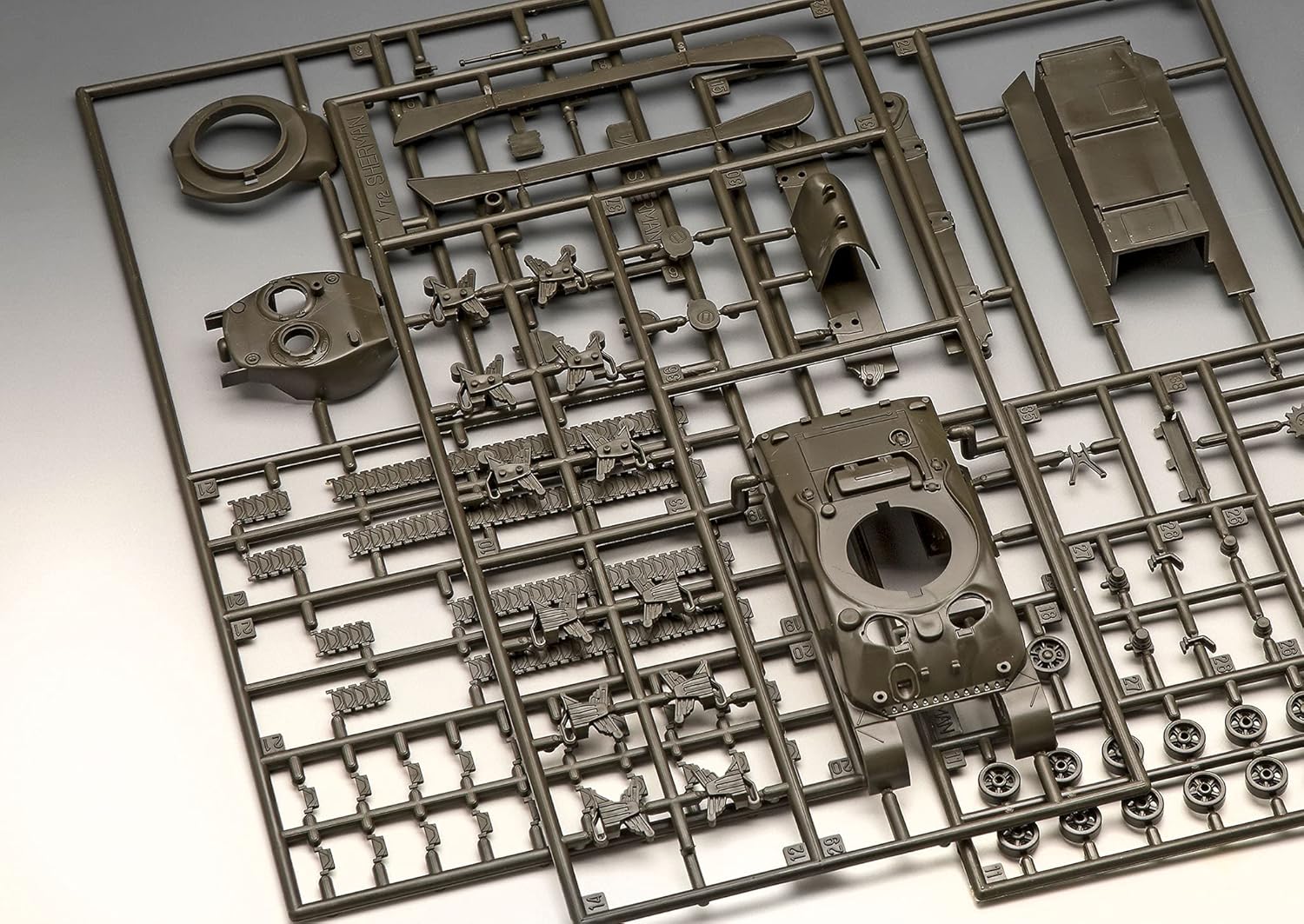 Revell Model Set 63290 Sherman Tank M4A1 1:72 Scale Unbuilt/Unpainted Plastic Model Kit With Accessories