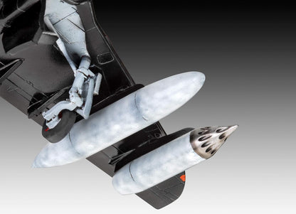 Revell 64970 - Maqueta de avión BAE Hawk T.1 para Principiantes (sin lacar, con Accesorios básicos