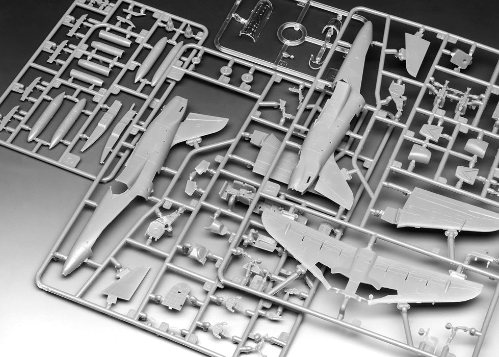 Revell 64970 - Maqueta de avión BAE Hawk T.1 para Principiantes (sin lacar, con Accesorios básicos