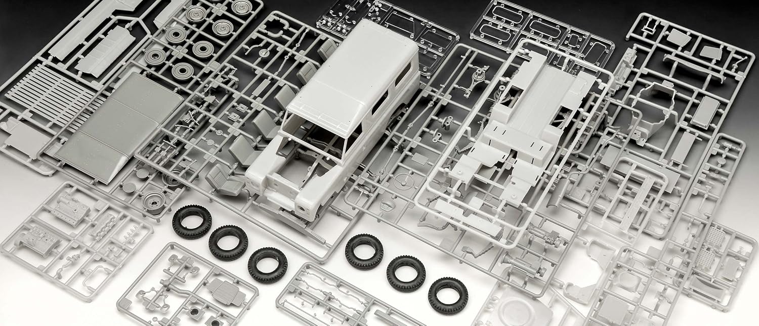 Revell Modellbausatz I Land Rover Series III LWB 109 I Maßstab 1:24 I Level 3 Bausatz I Teileanzahl 174 I ab 10+ Jahren I Mehrteiliger Vierzylinder-Motor I Aufkleber mit verschiedenen Kennzeichen