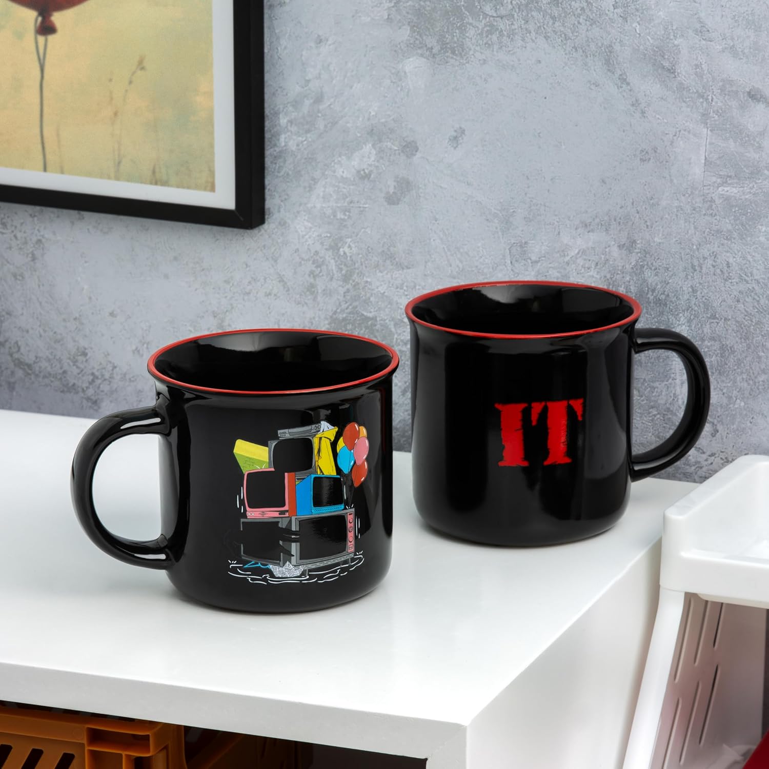 Paladone Pennywise TV Screen Heat Change Mug, 350ml Officially Licensed IT The Movie Ceramic Coffee Cup for Tea & Hot Chocolate, Gift for Horror Film Fans