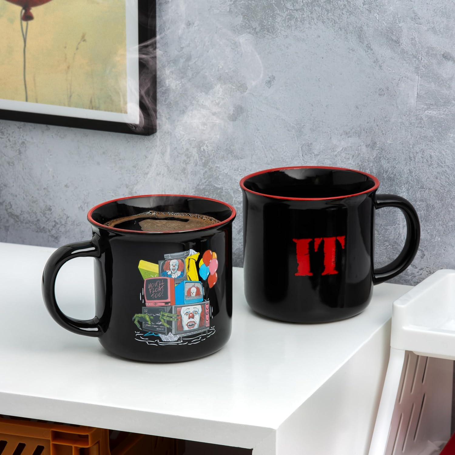 Paladone Pennywise TV Screen Heat Change Mug, 350ml Officially Licensed IT The Movie Ceramic Coffee Cup for Tea & Hot Chocolate, Gift for Horror Film Fans