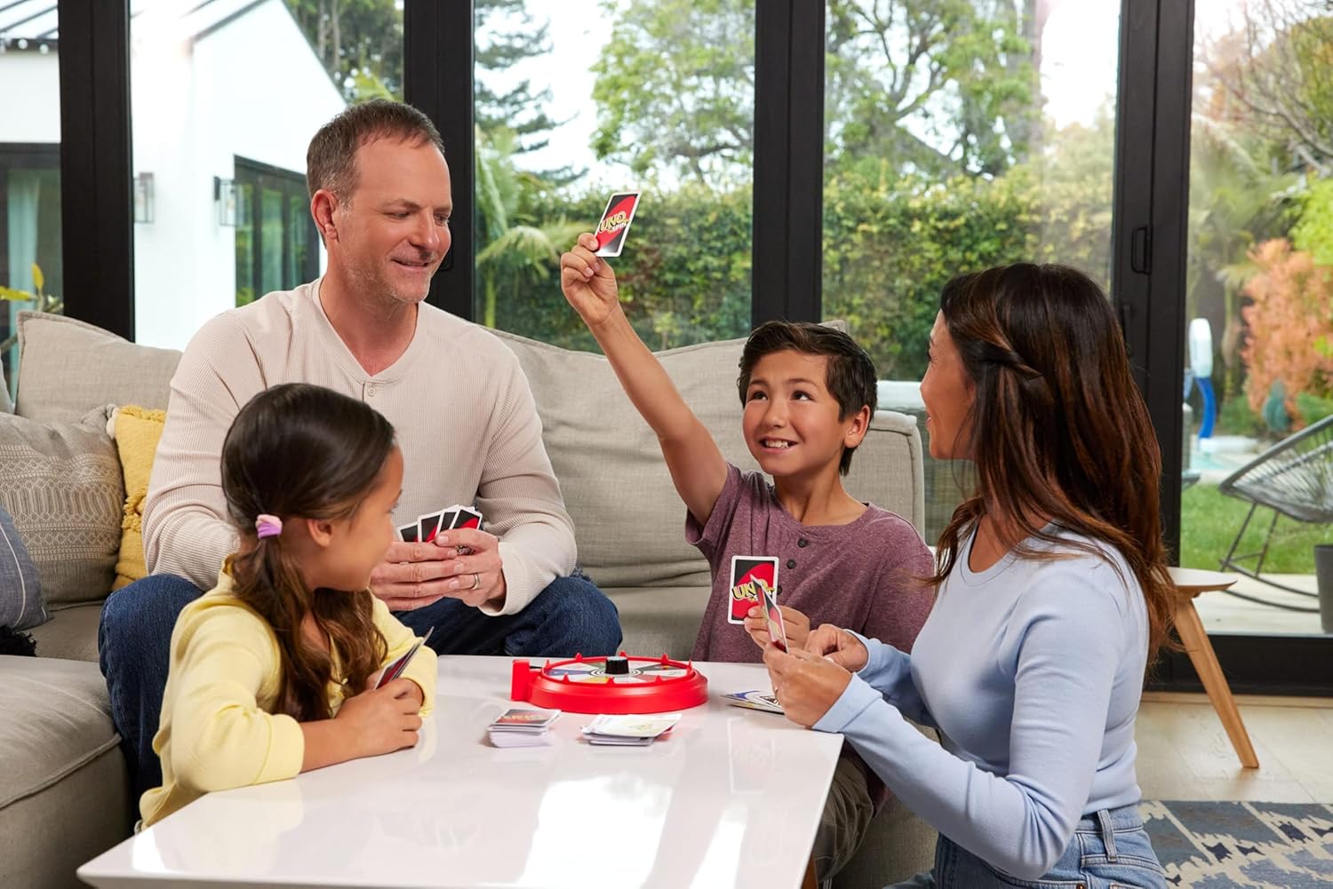 Mattel Games UNO Spin Kartenspiel für Kinder, Erwachsene und Spieleabende mit der Familie, Klassisches Spiel mit Drehscheibe, Neue Herausforderungen und Regeln, Aktivität bei schlechtem Wetter, JGR00