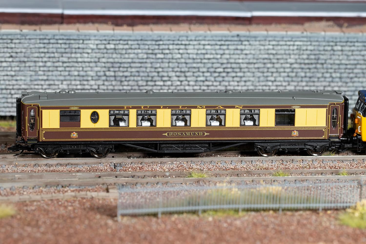 Hornby TT TT4003G Pullman 1st Class Kitchen Rosamund Coaches