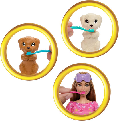 Barbie Pop en Speelset met 2 speelgoedhondjes en meer dan 10 accessoires, puppyslaapfeestje met kleurveranderingsfunctie, slaapzak, oogmaskers en meer, HXN01