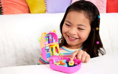 Polly Pocket Puppe und Spielset, Eiskätzchen-Schatulle, Reisespielzeug mit 1 Minipuppe, Hündchen und passendem Zubehör, JCB17
