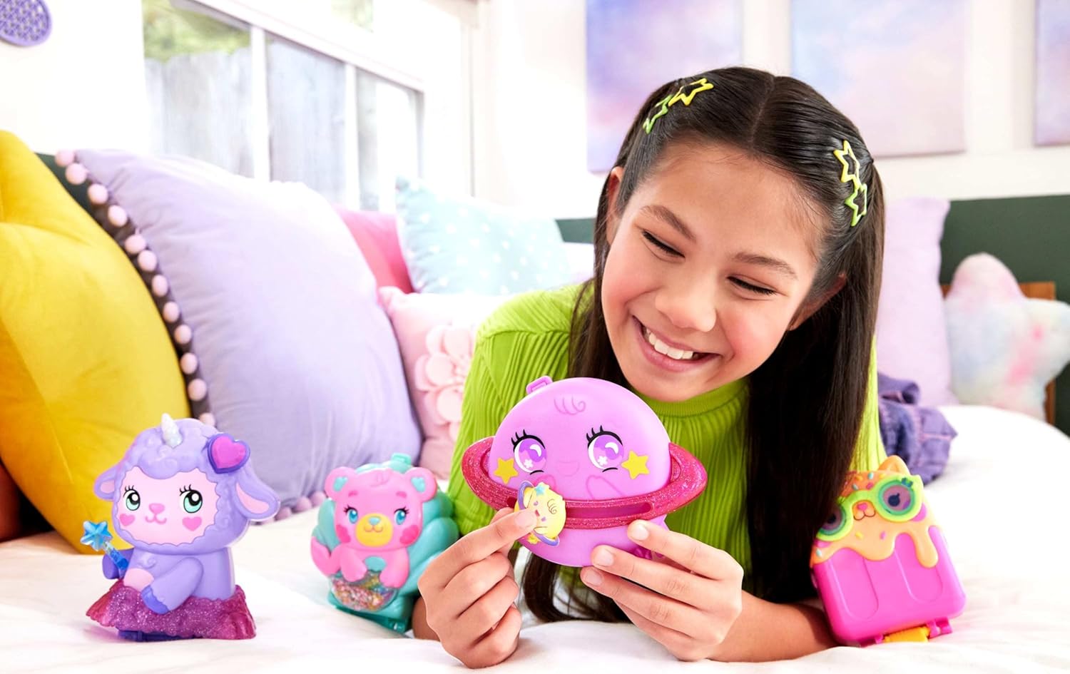 Polly Pocket Puppen und Spielset, Traumland-Schatulle in Lammform, Reisespielzeug mit 1 Minipuppe, Haustier-Einhorn, Futter- und Stylingzubehör, JCB15