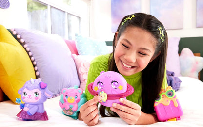 Polly Pocket Puppen und Spielset, Traumland-Schatulle in Lammform, Reisespielzeug mit 1 Minipuppe, Haustier-Einhorn, Futter- und Stylingzubehör, JCB15