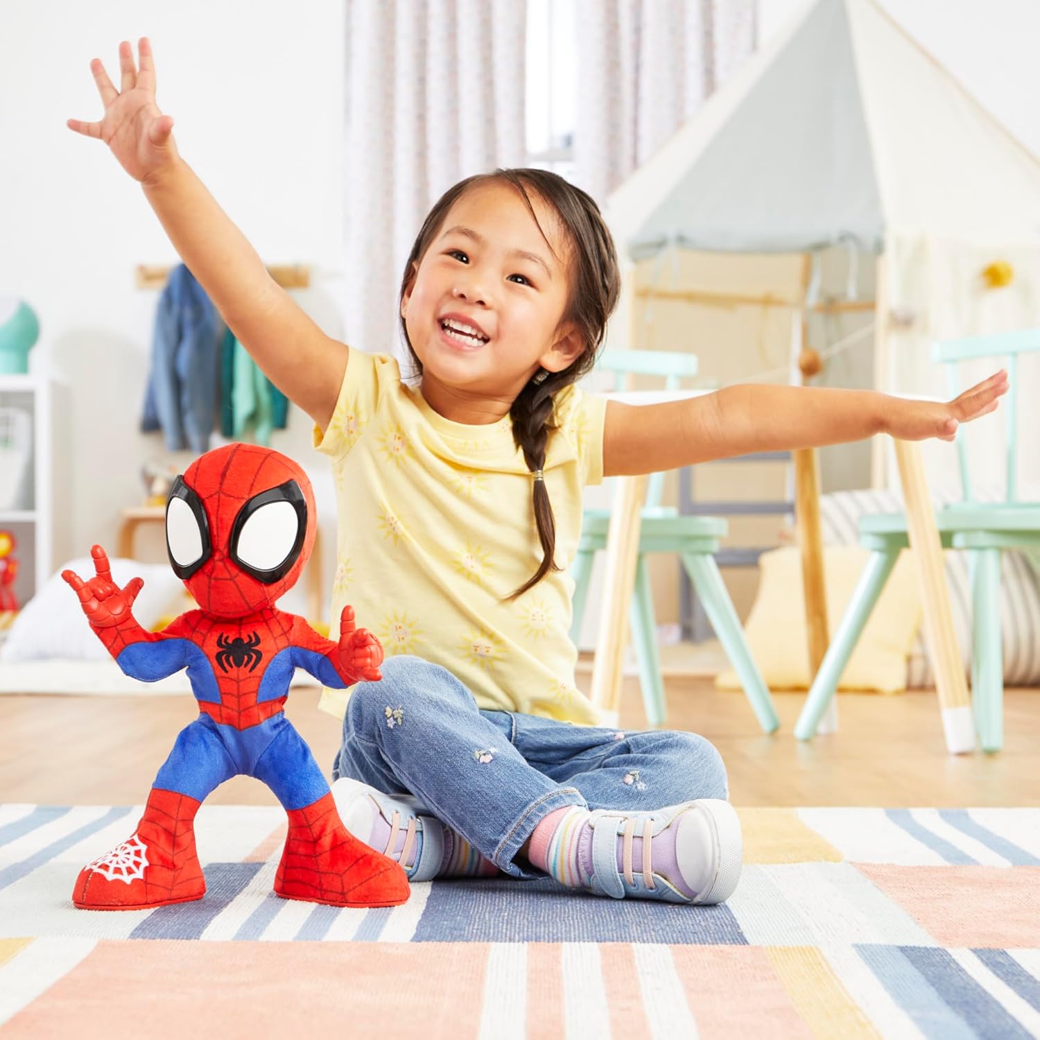 Spidey and his Amazing Friends F6722 Marvel Spidey Dancing and Kitten Interactive Plush Toy Spanish Version