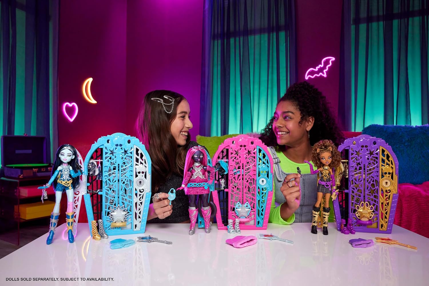 Monster High Skulltimate-Secrets-Set aus Puppe und Accessoires, Hauntlywood Mysteries Catty Noir mit zauberhaftem Kleiderschrank und über 19 modischen Überraschungen wie Puppenkleidung, JBG82