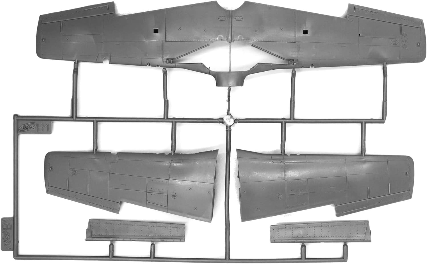 ICM ICM48125 1:48-Mustang P-51B w/USAAF Pilots/Ground Personnel
