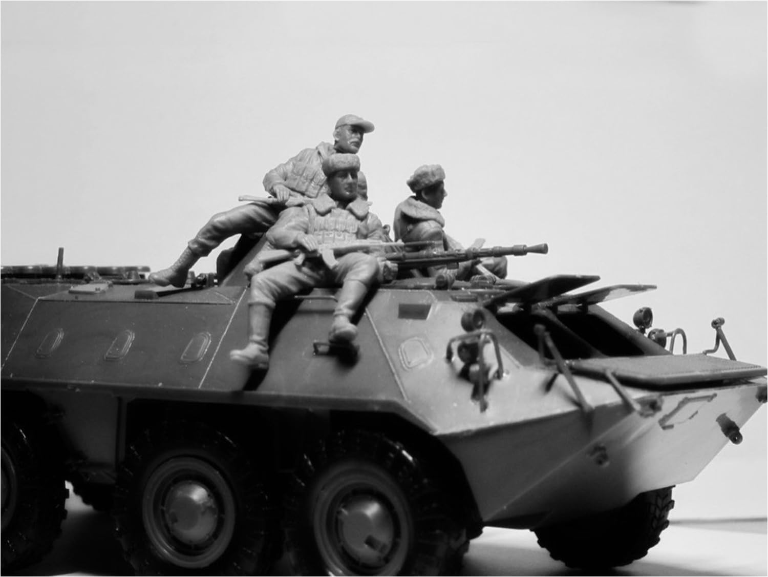 ICM 1:35 - Soviet Armored Carrier Riders (79-91) 4 Figs