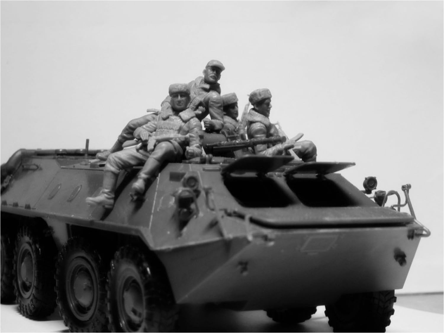 ICM 1:35 - Soviet Armored Carrier Riders (79-91) 4 Figs