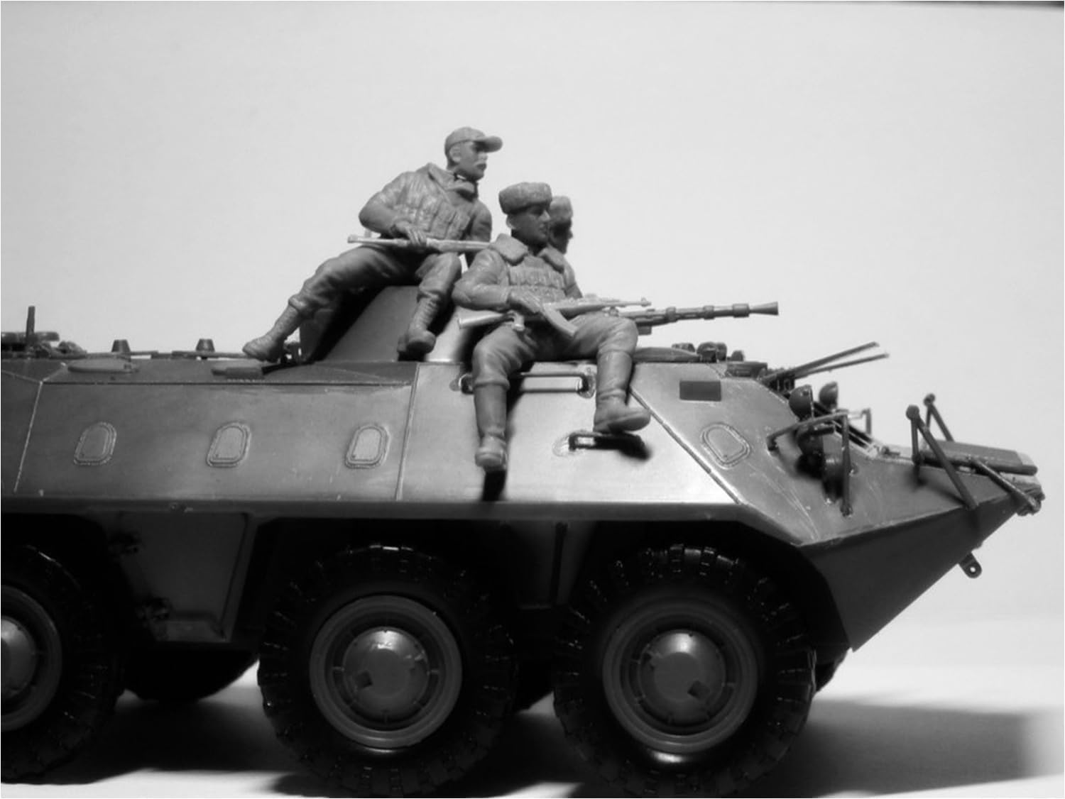 ICM 1:35 - Soviet Armored Carrier Riders (79-91) 4 Figs