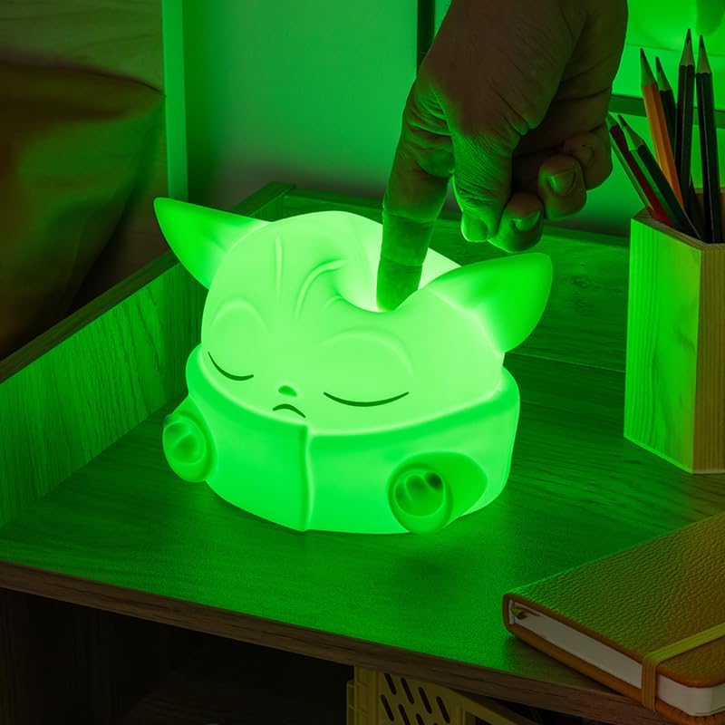 Paladone, Star Wars The Mandalorian Grogu SquishyGlo - Luce notturna in silicone, morbida lampada a LED con 3 livelli di luminosità e spegnimento automatico, ricaricabile per camera da letto dei