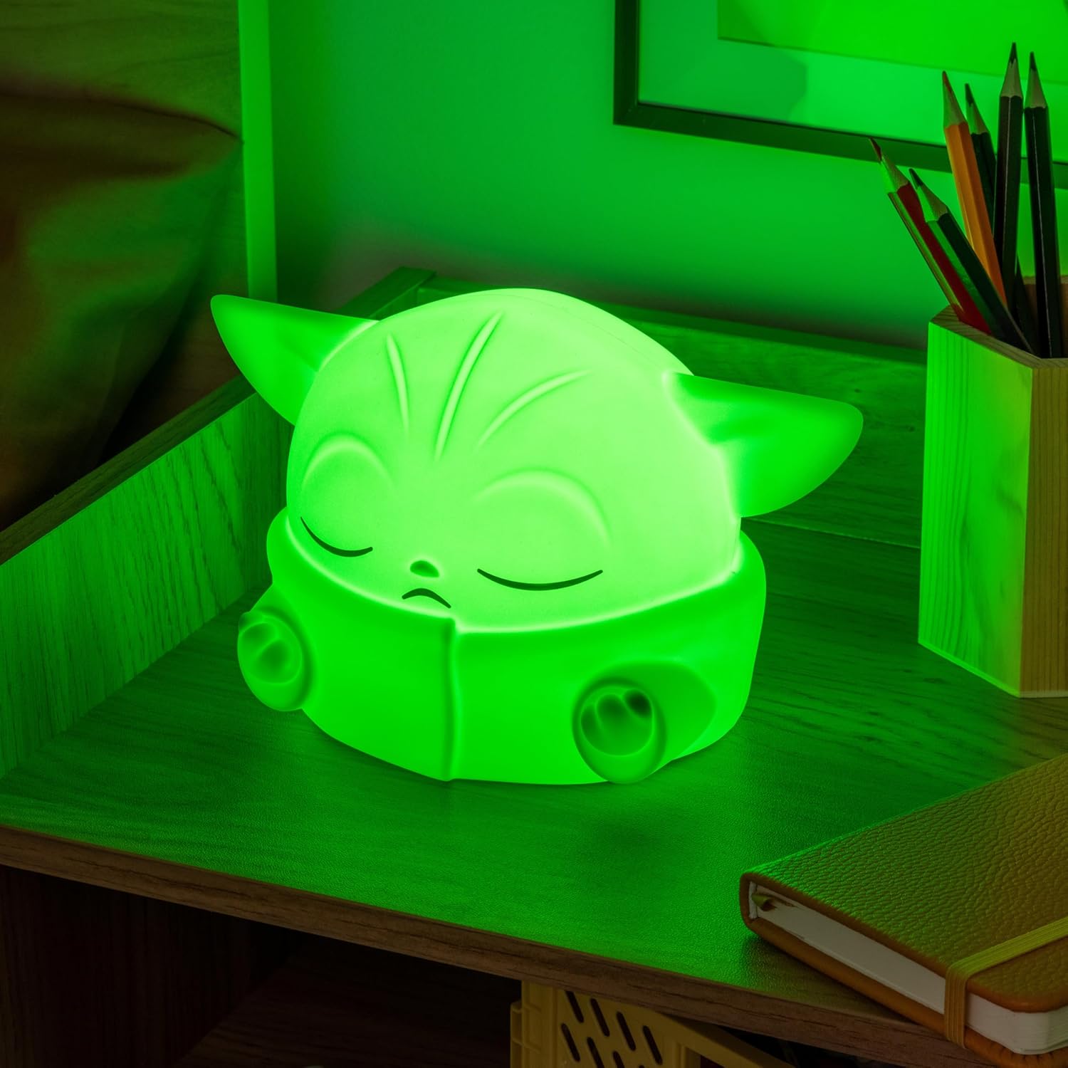 Paladone, Star Wars The Mandalorian Grogu SquishyGlo - Luce notturna in silicone, morbida lampada a LED con 3 livelli di luminosità e spegnimento automatico, ricaricabile per camera da letto dei