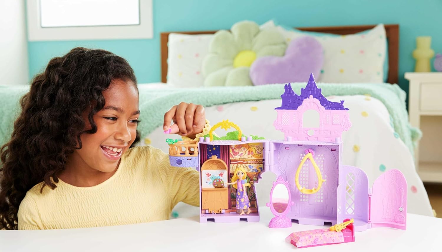 Disney Princess Princesas Storytime Stackers Rapunzel Casa de muñecas con forma de torre, con muñeca pequeña de Rapunzel, una figura de Pascal y siete accesorios, inspirado en la película, JDP61
