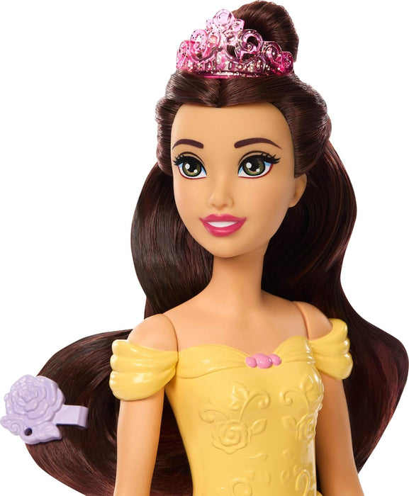 Mattel Disney Princesas Bella Baña y cepilla al Perrito Muñeca de Moda y Figura de Perrito con Manchas Que cambian de Color, bañera, Cepillo y Accesorios para el Pelo, Juguete Inspirado, JFC42