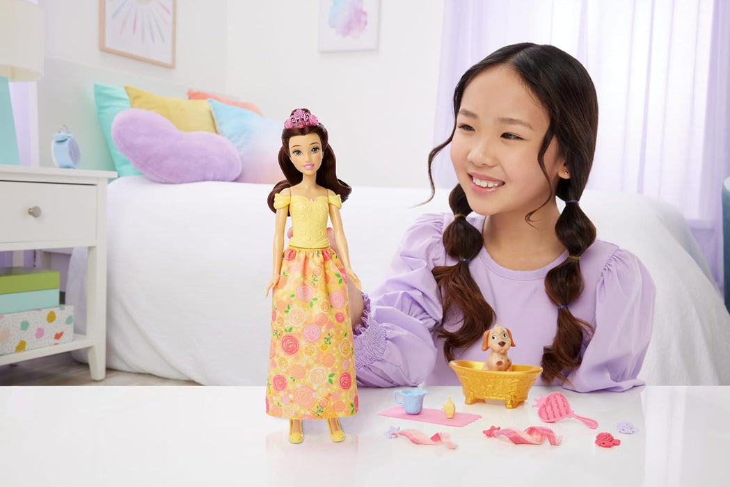 Mattel Disney Princesas Bella Baña y cepilla al Perrito Muñeca de Moda y Figura de Perrito con Manchas Que cambian de Color, bañera, Cepillo y Accesorios para el Pelo, Juguete Inspirado, JFC42