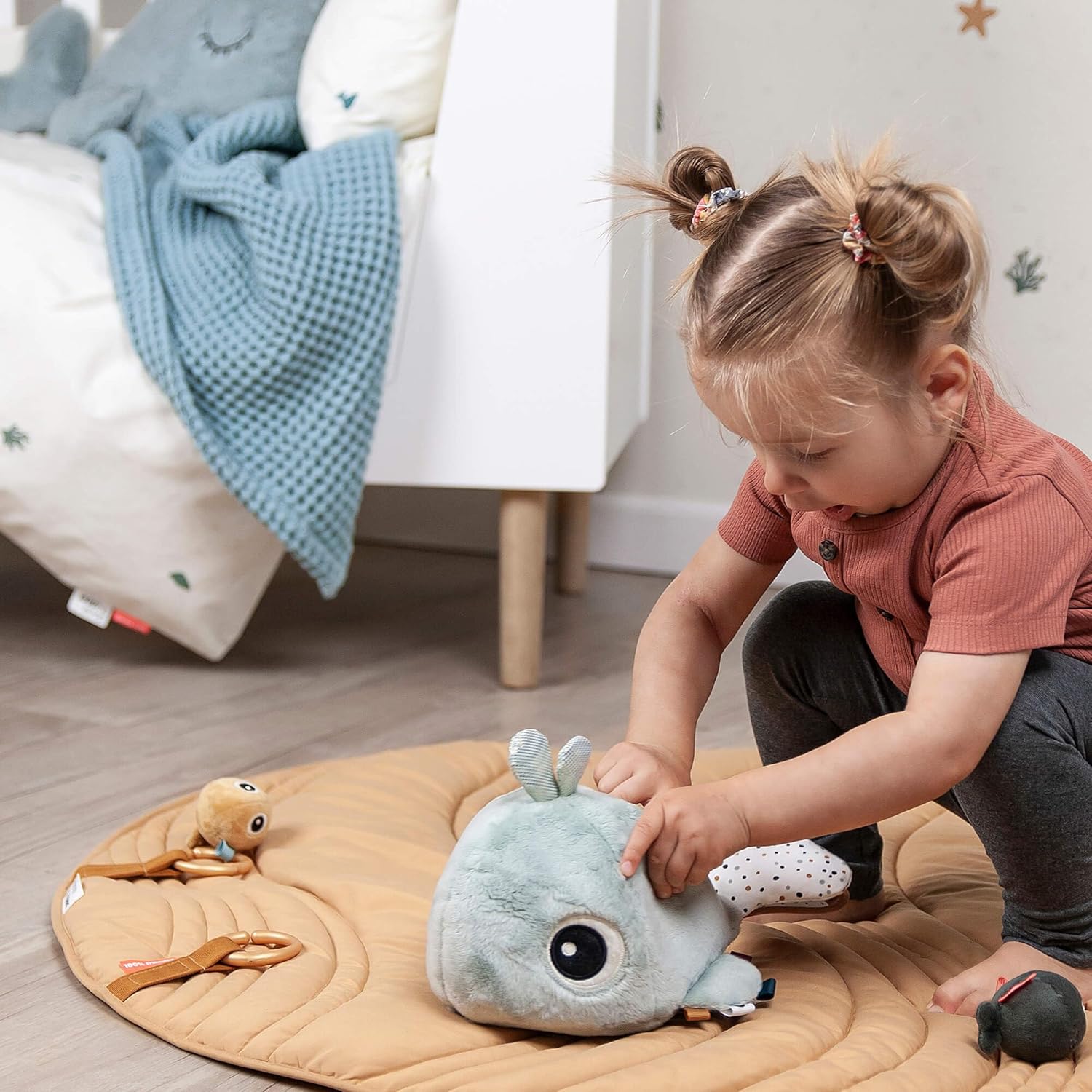 Done by Deer Gioco di nascondiglio Wally blu – divertente giocattolo motoriale promuove le capacità motorie – Montessori Baby Toy a partire dai 6 mesi, un regalo perfetto per bambini