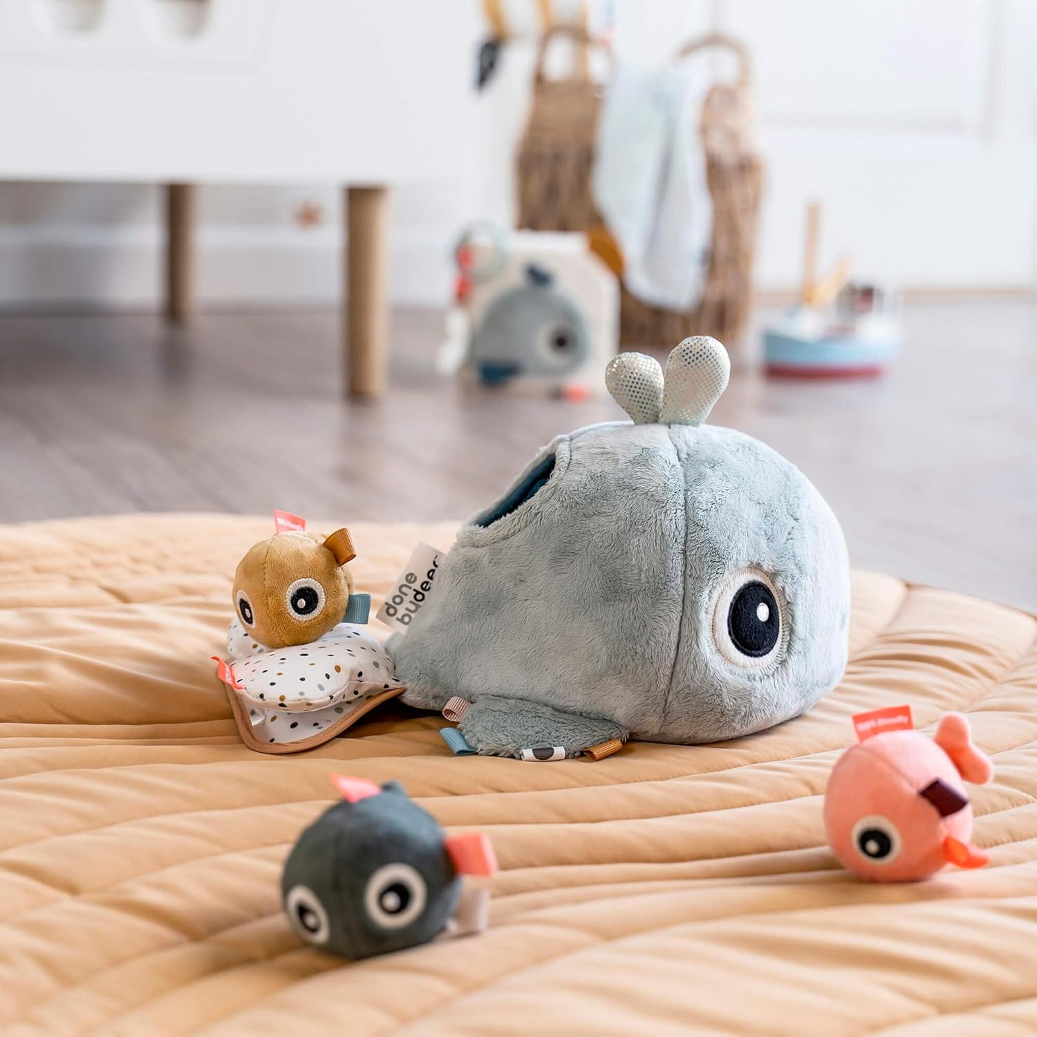 Done by Deer Gioco di nascondiglio Wally blu – divertente giocattolo motoriale promuove le capacità motorie – Montessori Baby Toy a partire dai 6 mesi, un regalo perfetto per bambini