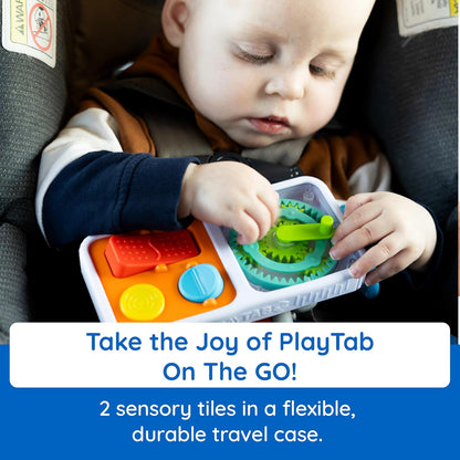 Fat Brain Toys PlayTab Go, draagbaar sensorisch activiteitenbord met klemring om aan luiertassen te bevestigen voor baby's en peuters vanaf 12 maanden