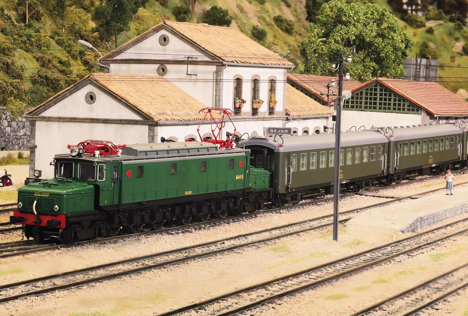 Electrotren HE4038 RENFE, 2-unit set 5000 coaches, BB4 2nd class, with old bellows, olive green livery, ep. IV