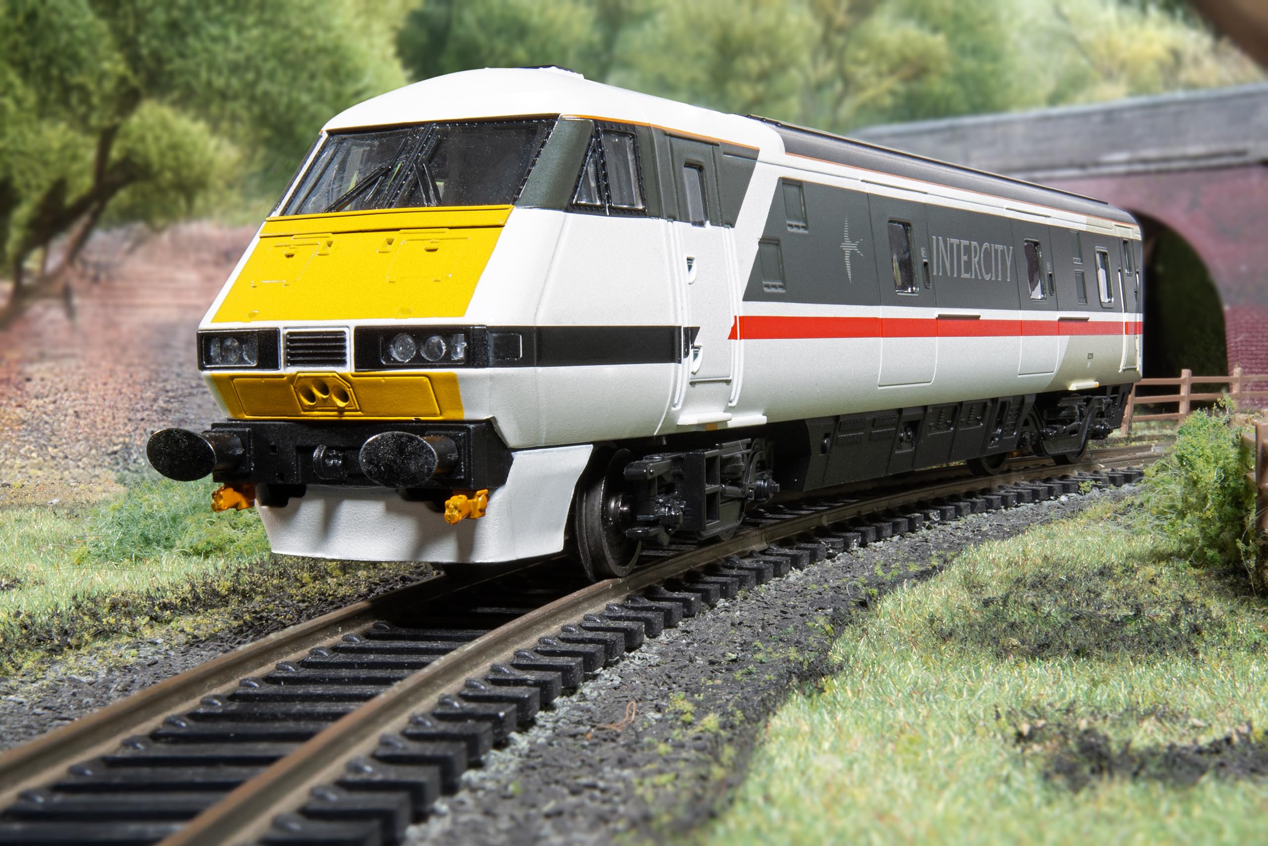 Hornby R40448 BR Intercity Mk4 DVT 82218 Coaches