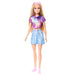 Barbie Mysteries: Beach Detectives Barbie 'Malibu' Modepop, in kenmerkende outfit (kan ook uit) met accessoires, waaronder een zonnebril, JFV63