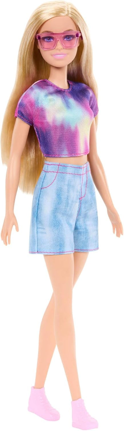 Barbie Mysteries: Beach Detectives Barbie 'Malibu' Modepop, in kenmerkende outfit (kan ook uit) met accessoires, waaronder een zonnebril, JFV63