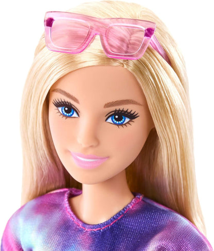 Barbie Mysteries: Beach Detectives Barbie 'Malibu' Modepop, in kenmerkende outfit (kan ook uit) met accessoires, waaronder een zonnebril, JFV63