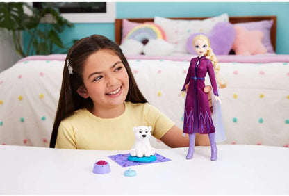 Mattel Disney Frozen Elsa Muñeca de moda y osito con 4 accesorios como cama y manta para el animal, inspirado en 'Animals of Arendelle', JFG16