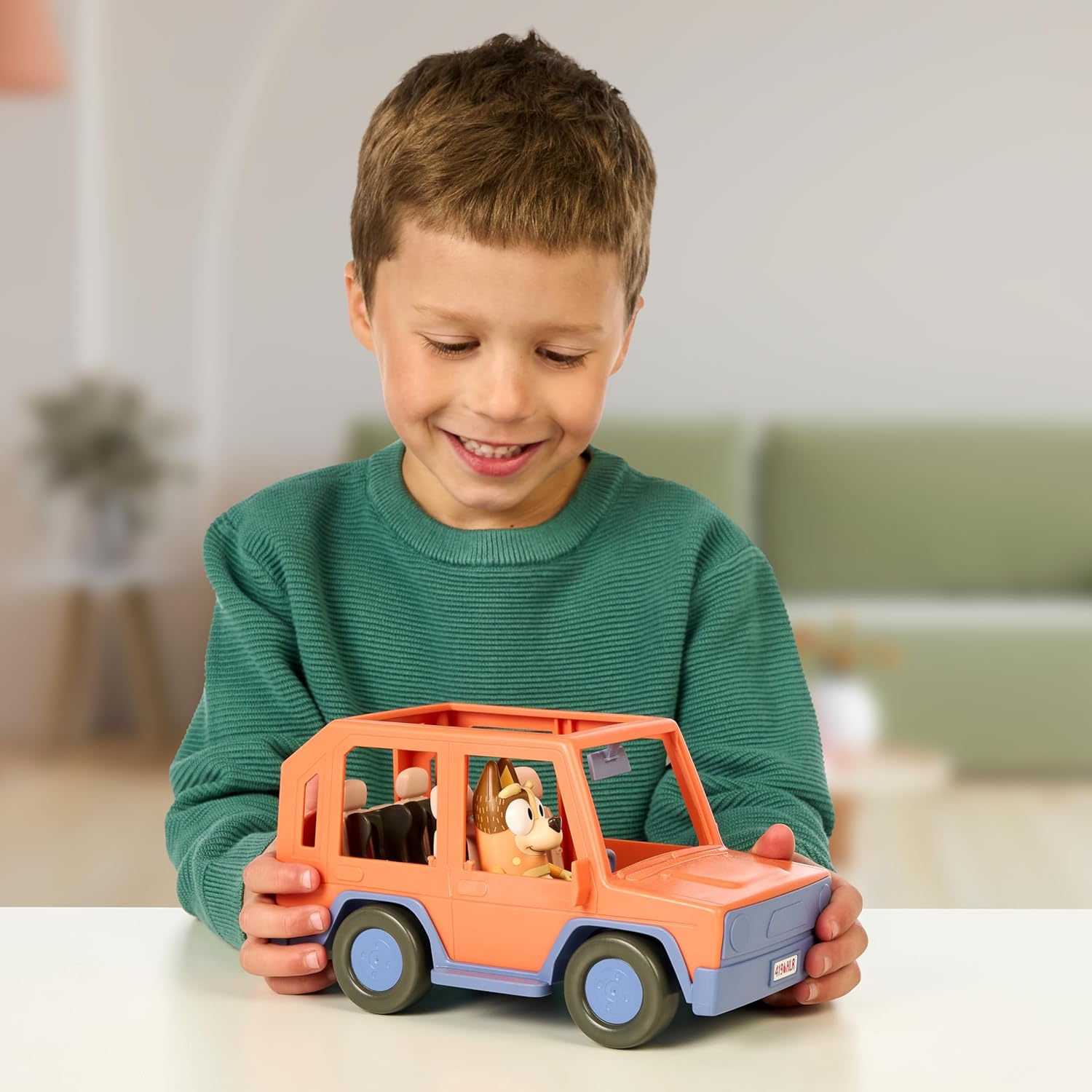 Bluey Heeler Family Road Trip 4WD Vehicle, Includes Articulated Chilli Figure, With Open Roof To Easily Fit 4 Figures Inside, Ideal for all 2.5 Inch Figures (Sold Separately