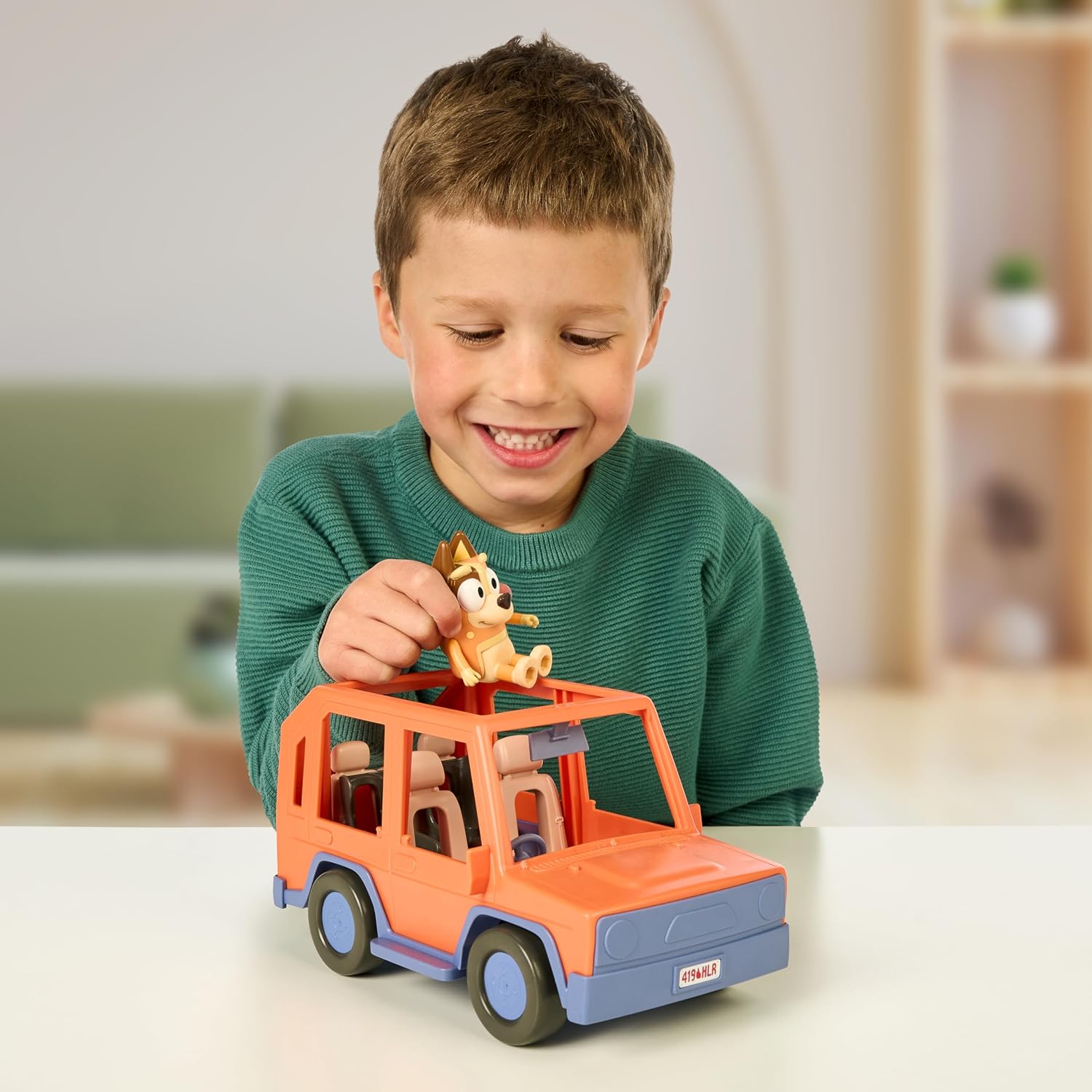 Bluey Heeler Family Road Trip 4WD Vehicle, Includes Articulated Chilli Figure, With Open Roof To Easily Fit 4 Figures Inside, Ideal for all 2.5 Inch Figures (Sold Separately