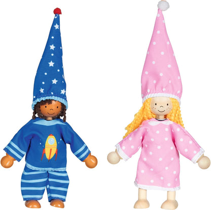 goki 51482 - kledingkist Fynja & Fabio van hout en textiel, duurzame houten figuren en bijpassende kleding, robuuste en beweegbare houten poppen voor kinderen, incl. houten box, set van 20, vanaf 3