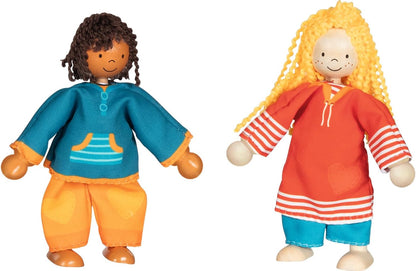 goki 51482 - kledingkist Fynja & Fabio van hout en textiel, duurzame houten figuren en bijpassende kleding, robuuste en beweegbare houten poppen voor kinderen, incl. houten box, set van 20, vanaf 3