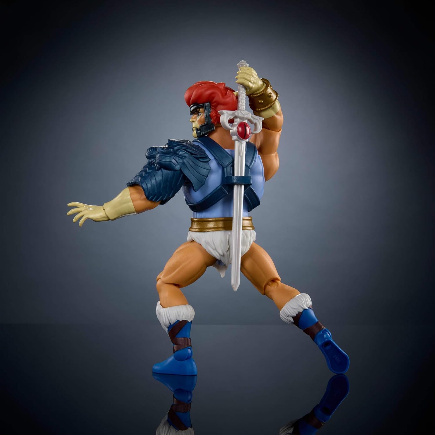 Masters of The Universe Origins & Thundercats Actionfigur Leo, bewegliches 1980er Crossover-Spielzeug, ca. 14 cm groß, abnehmbare Rüstung, Zubehör und Mini-Comic, JFW93