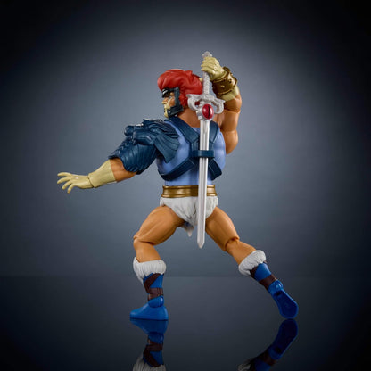 Masters of The Universe Origins & Thundercats Actionfigur Leo, bewegliches 1980er Crossover-Spielzeug, ca. 14 cm groß, abnehmbare Rüstung, Zubehör und Mini-Comic, JFW93