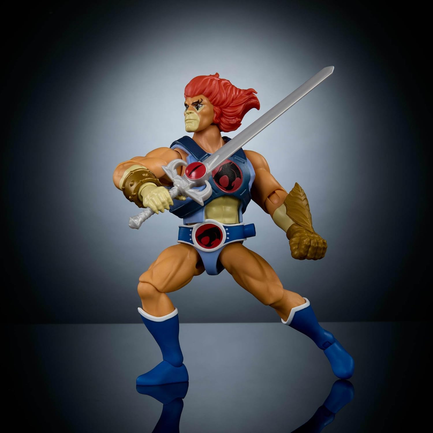 Masters of The Universe Origins & Thundercats Actionfigur Leo, bewegliches 1980er Crossover-Spielzeug, ca. 14 cm groß, abnehmbare Rüstung, Zubehör und Mini-Comic, JFW93