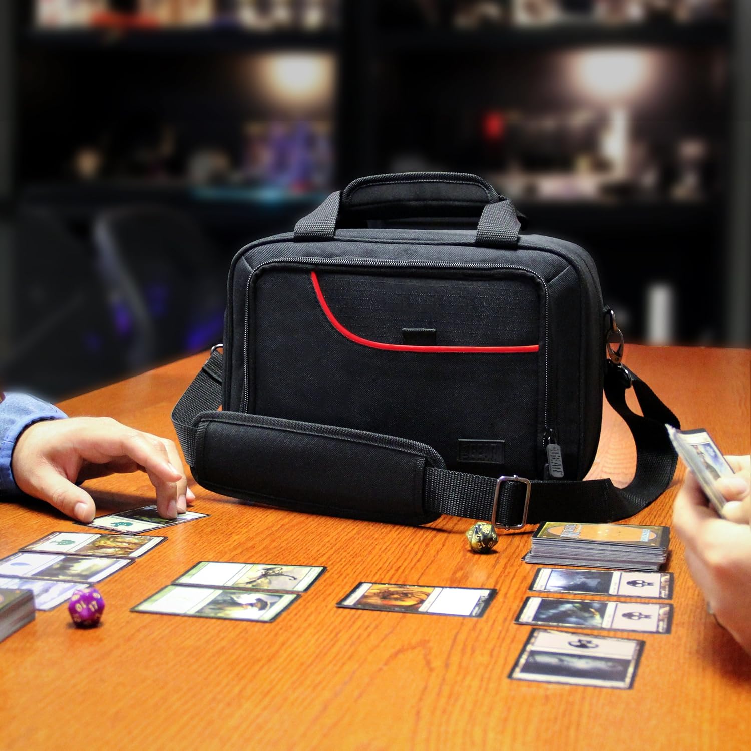 USA Gear Aufbewahrungstasche für Kartendecks, Kompatibel mit TCG- und CCG-Deck-Spielen - Kartenschutz mit Gepolstertem Schultergurt, Wetterbeständig - Passend für Boxen und Lose Karten
