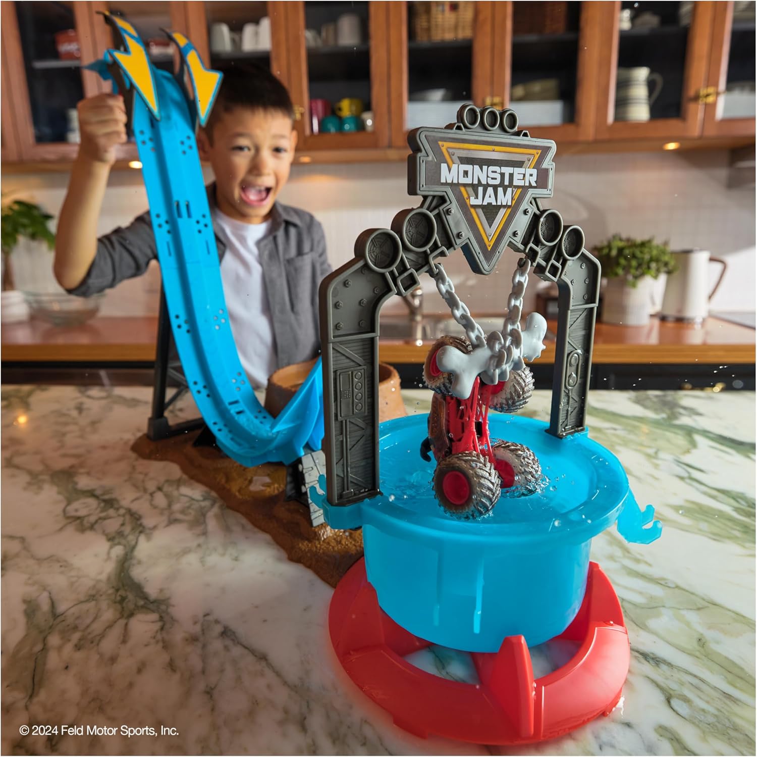 Monster Jam Mud Blasters, Monster Mutt Dalmatian Dunk Tank Playset, Colour Change Action, Kids’ Toy Gifts for Boys and Girls Aged 3 and Up